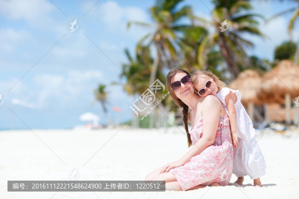 母親和女兒在度假