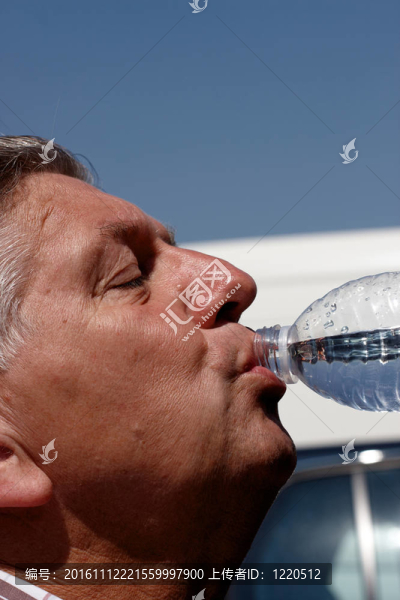 成熟的男人喝酒