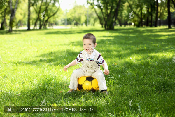 公園里的小男孩玩球