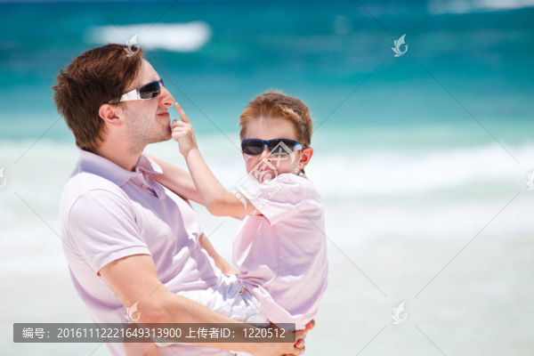 父親和兒子在海灘