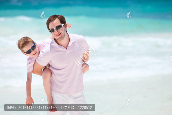 父親和兒子在海灘