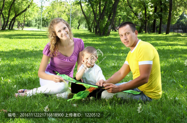 父母在夏天公園
