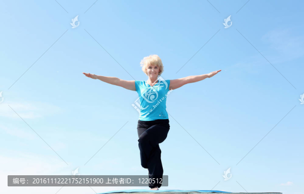 一位做瑜伽的老太太的肖像