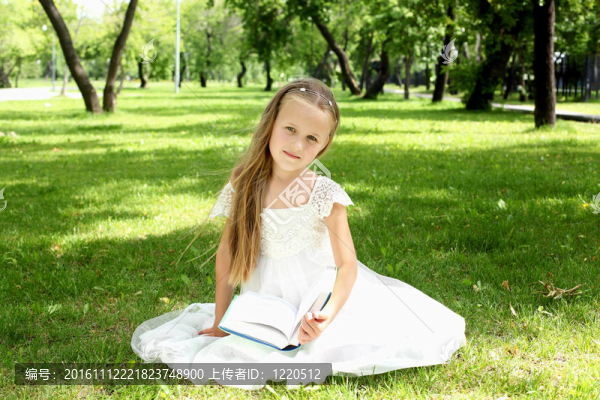 在公園里的一個小女孩的畫像