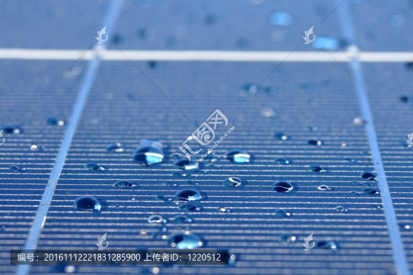 太陽能電池板上的水滴