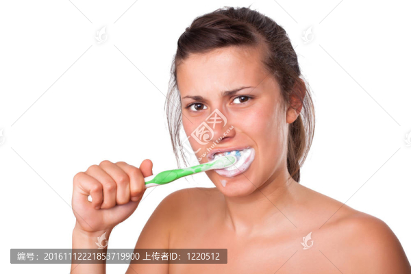 女孩刷牙