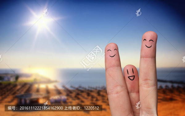 海灘上的快樂的手指擁抱