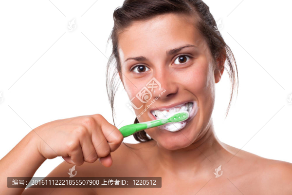 女孩刷牙