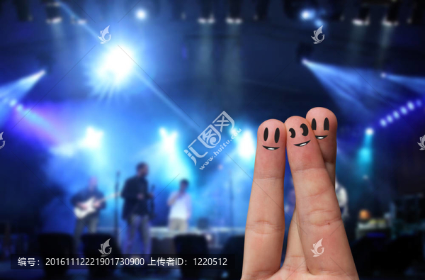 在露天現(xiàn)場(chǎng)演唱會(huì)的手指擁抱