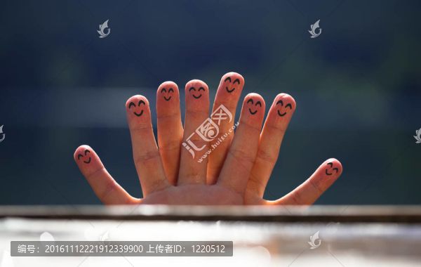 群快樂的手指笑臉在沙灘上5