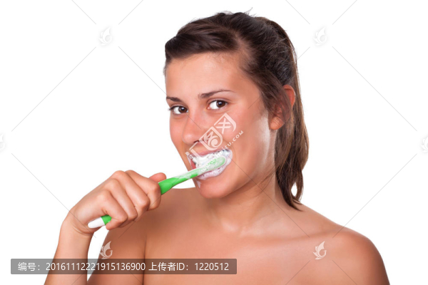 女孩刷牙