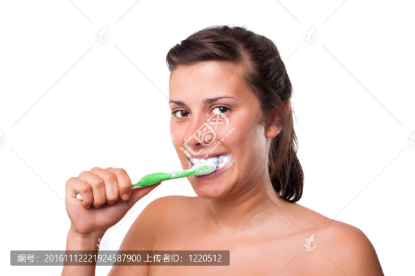 女孩刷牙