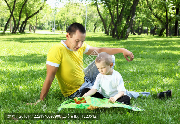父親帶著兒子在公園里