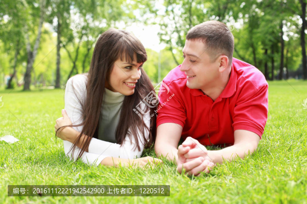 公園里的年輕夫婦