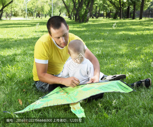 父親帶著兒子在公園里