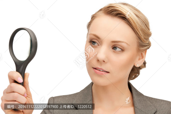 帶放大鏡的女人