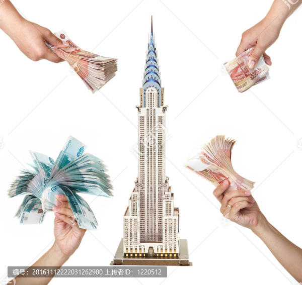 模型摩天大樓克萊斯勒大廈和婦女手中的包俄羅斯貨幣。