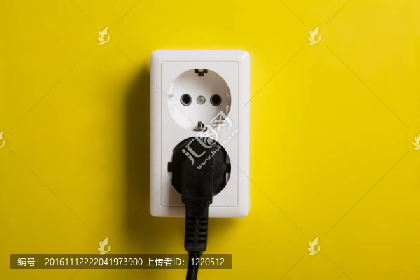 墻上的白色電插座。