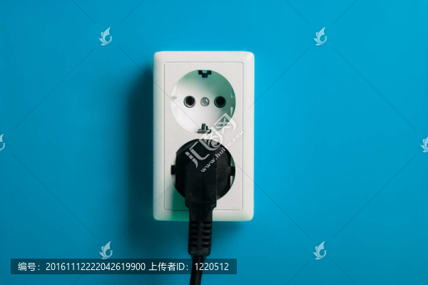 墻上的白色電插座。
