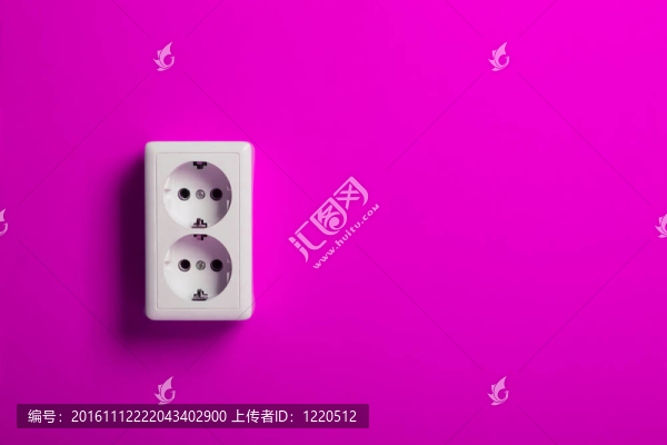 墻上的白色電插座。