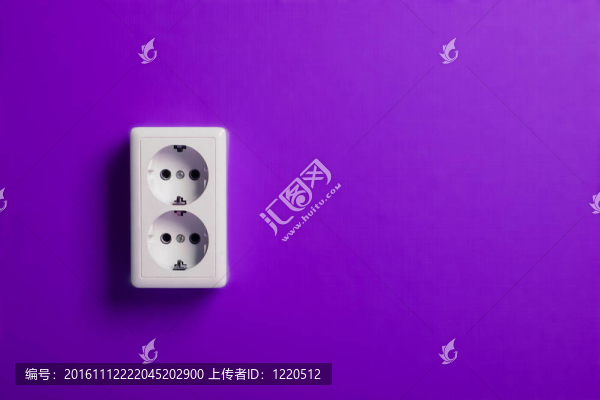 墻上的白色電插座。