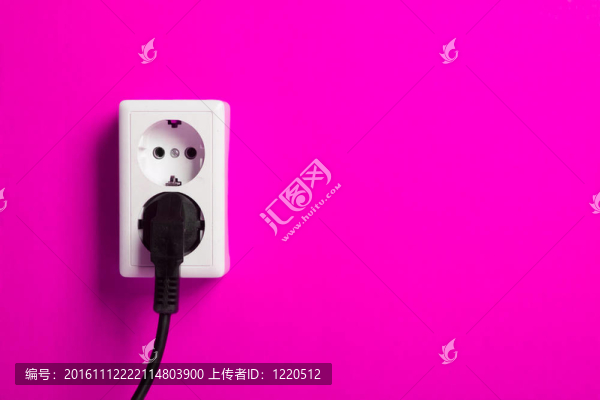 墻上的白色電插座。