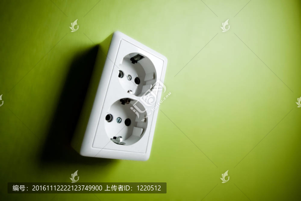 墻上的白色電插座。