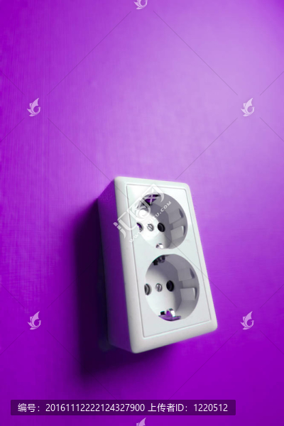 墻上的白色電插座。