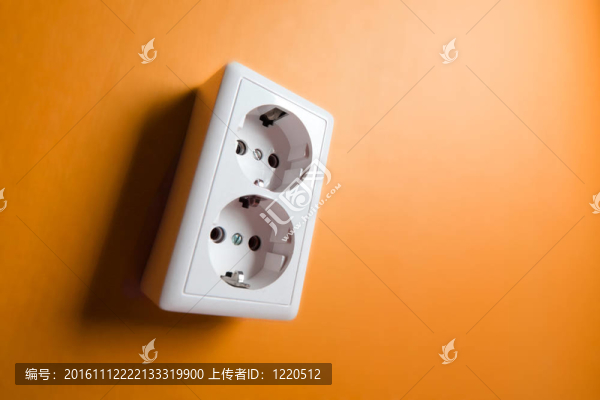 墻上的白色電插座。