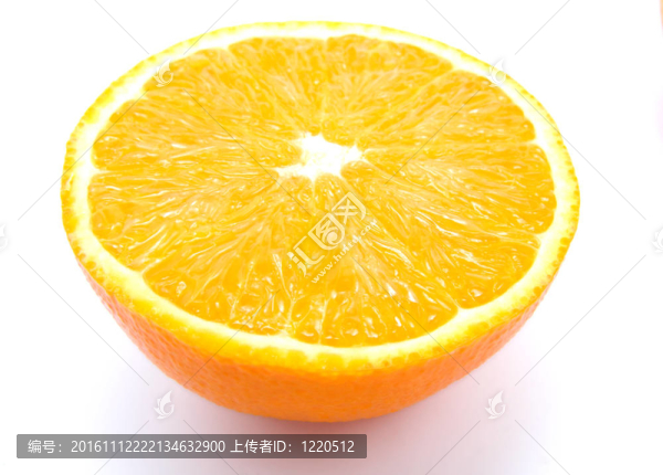 白色背景上成熟的橙色水果