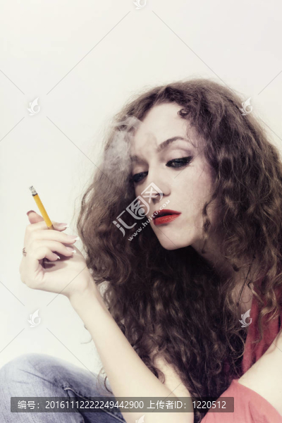 卷曲的長(zhǎng)毛的黑發(fā)女人黃色的煙