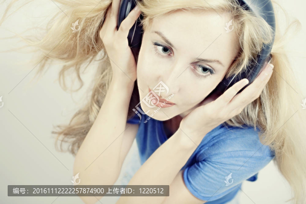 燈光背景下戴著耳機(jī)唱歌的女人