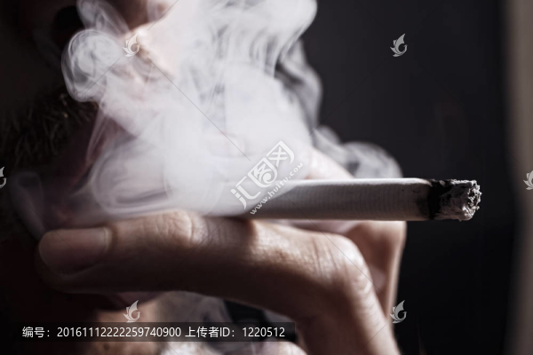 手抽香煙