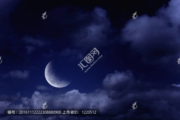 多云的天空中的月亮
