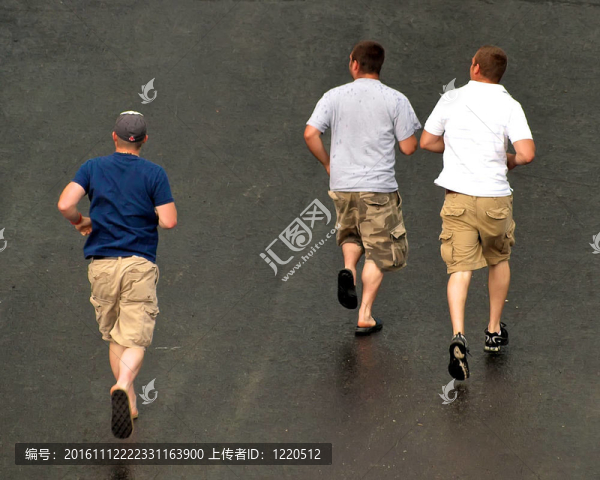 三個(gè)在雨中奔跑的人