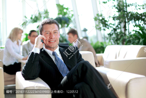 濃縮的商人呼叫；同事talkling背景