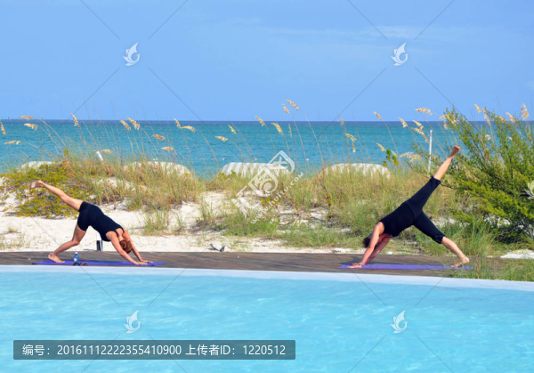 普拉提在海灘上