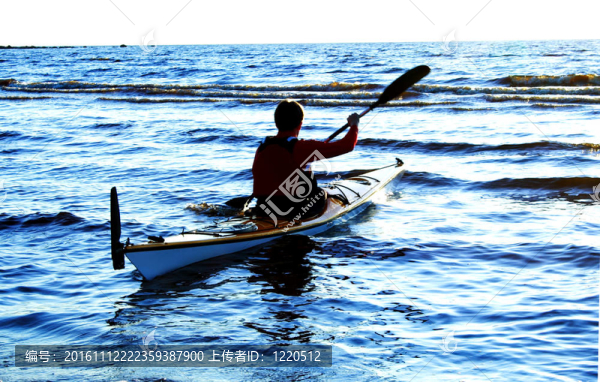 一個男人在海浪上