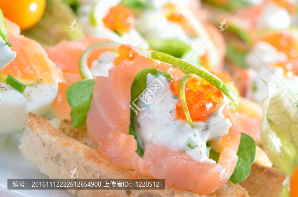 鮭魚(yú)和魚(yú)子醬點(diǎn)心