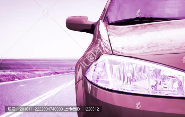 道路上的汽車。