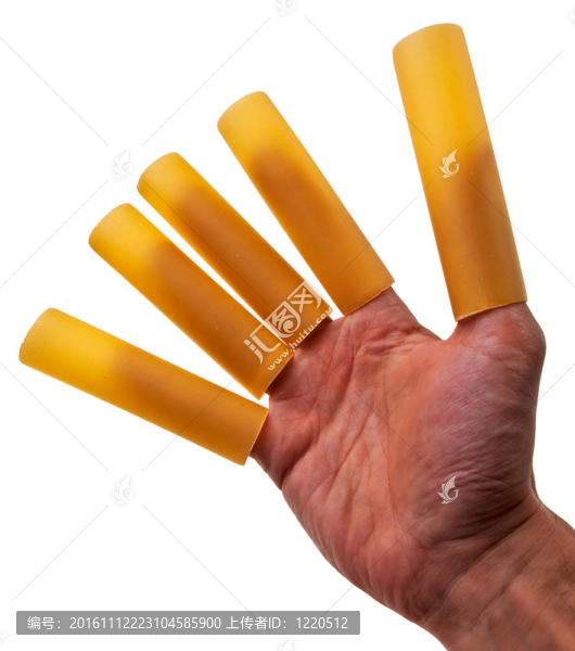 與意大利肉卷面食管釘在白色背景之上的男性的手的手指。