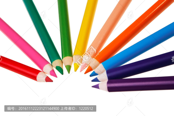 彩色蠟筆在白色背景孤立木。