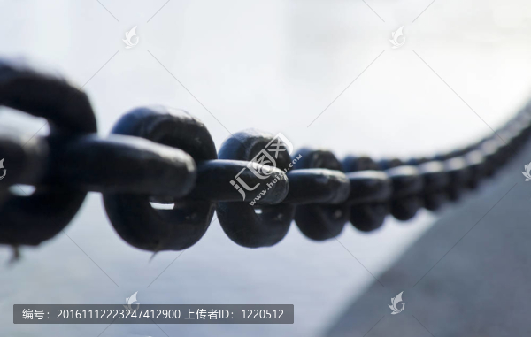 由河邊的鏈子