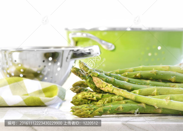 大理石桌上的綠蘆筍