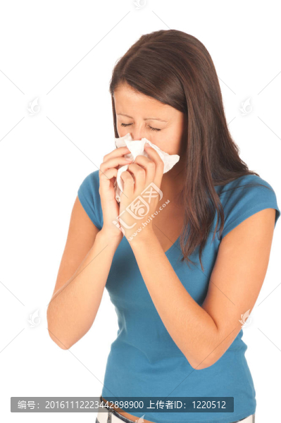 漂亮的黑發(fā)女孩感冒了孤立在白色背景