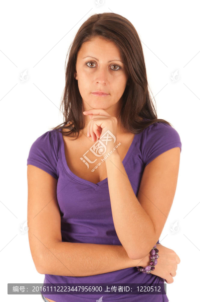 白人背景下孤立的年輕女子
