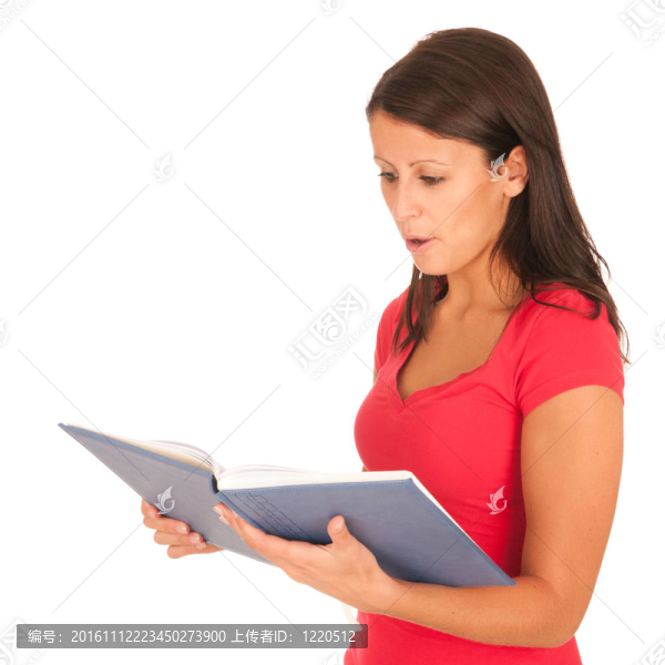 漂亮的年輕女人讀孤立在白色背景的書