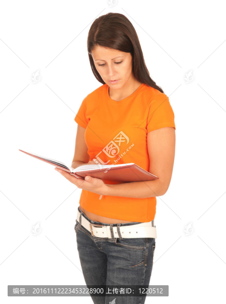 漂亮的年輕女人讀孤立在白色背景的書