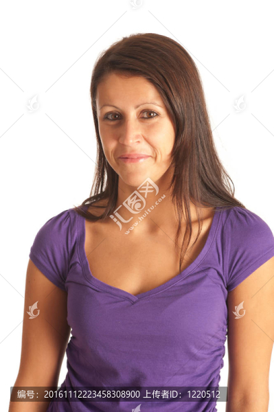 白人背景下孤立的年輕女子