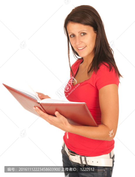 漂亮的年輕女人讀孤立在白色背景的書